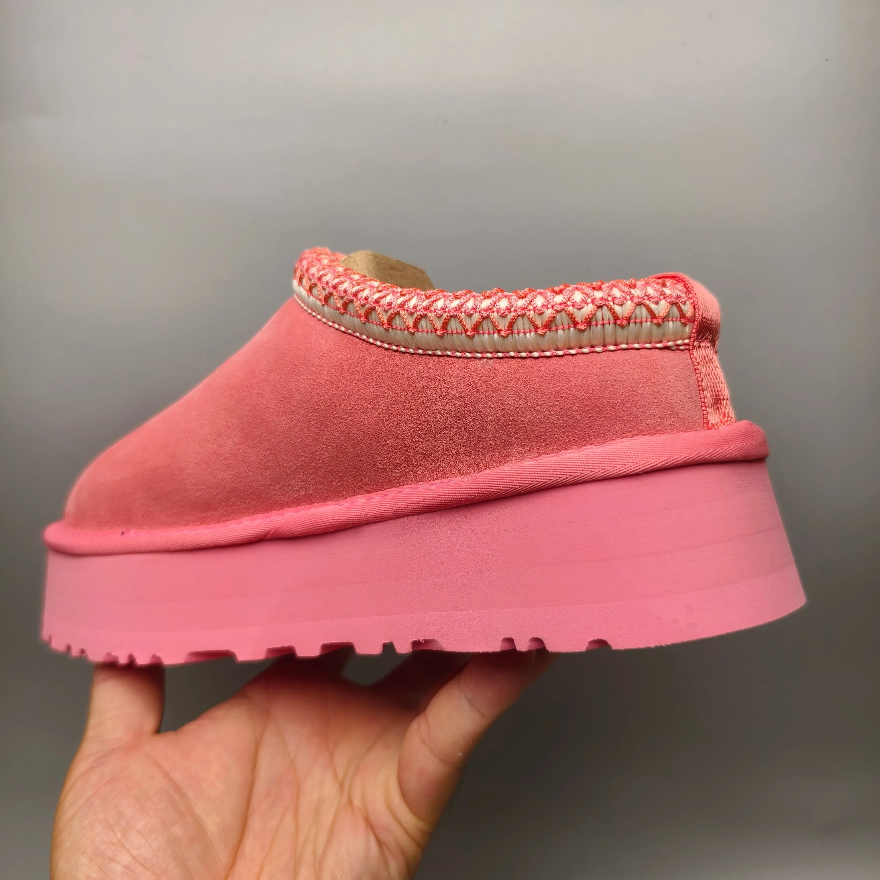 💰480 UGG sheepskin all-in-one snow boots 2130 co-branded trendy thick-soled slip-on women's snow boots🐾~ 🍭 A co-branded trendy item launched with well-known designer brands Feng Chen Wang and TELFAR. Zhou Dongyu & Wang Jiaer’s same style Fang Kete boots. The slip-on design makes it easy to put on and take off, and can be used indoors or outdoors. The exotic hemming design is eye-catching, and it is definitely worth buying~ 🍭Material: cowhide➕sheep fur Outsole: rubber (Light Wing Technology) 🍭Color: rose pink 🍭Number of yards: 35-41